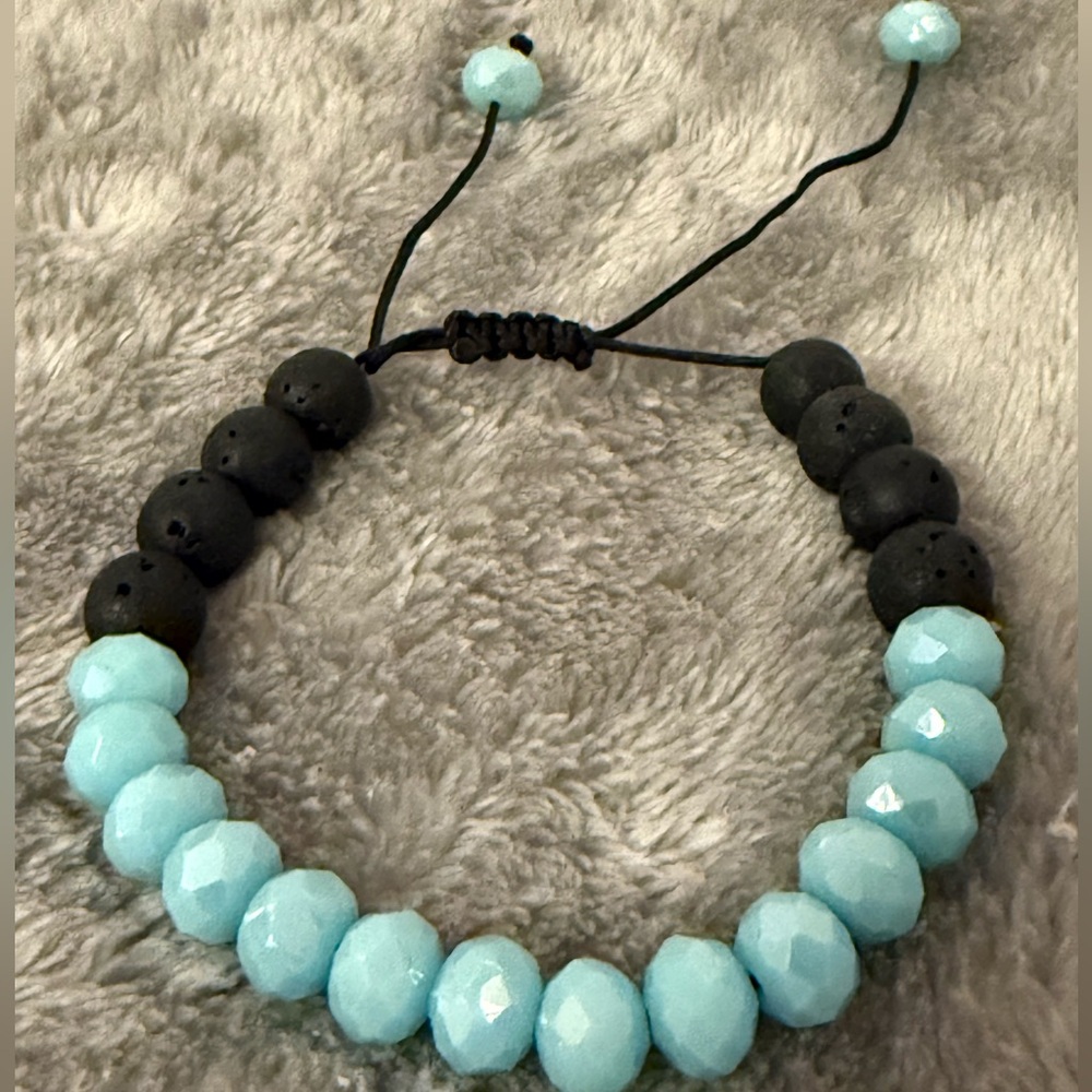 Elegant Blue and White Beaded Bracelet - Picture 6 of 8